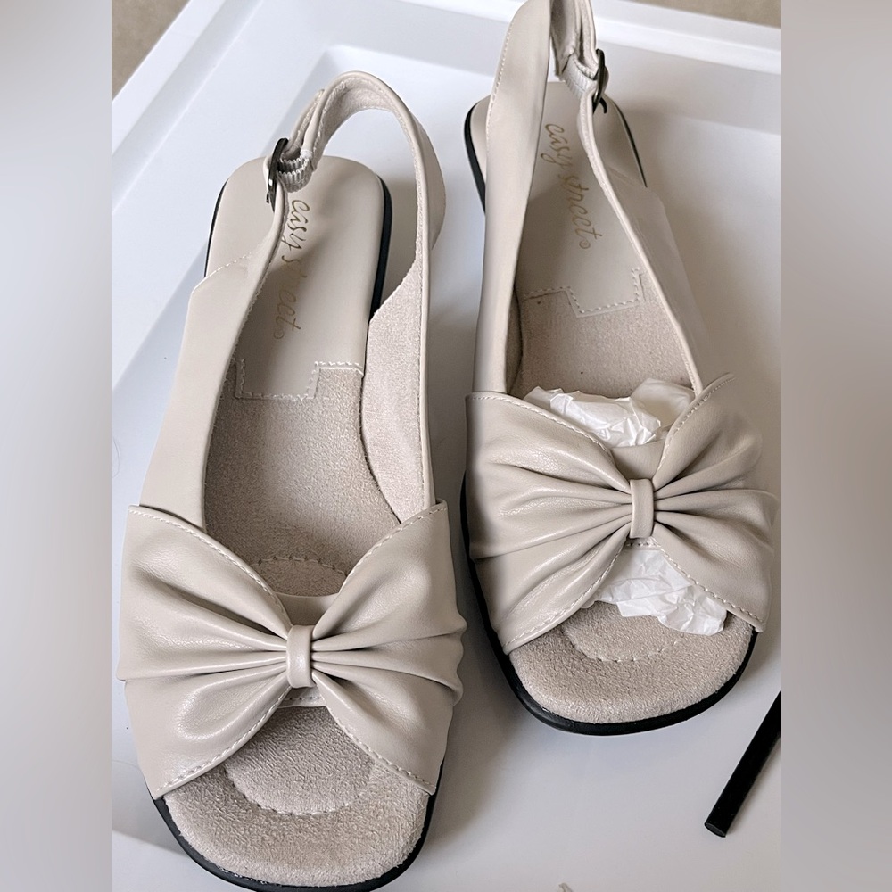 NEW - Easy Street Off-white slingback shoes size 6 XWIDE
